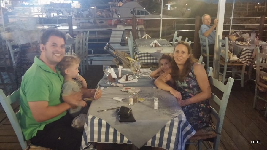 ארוחת ערב ומשחק טאקי בנמל פאפוס